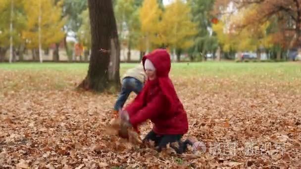 孩子们在玩秋天落叶视频