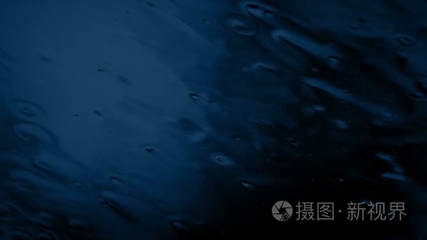 暴雨在夜间的天窗视频