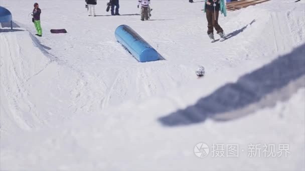 俄罗斯索契2016 年 4 月 2 日 青少年滑雪幻灯片上跳板。滑雪胜地。一个极端。活跃的运动。培训视频