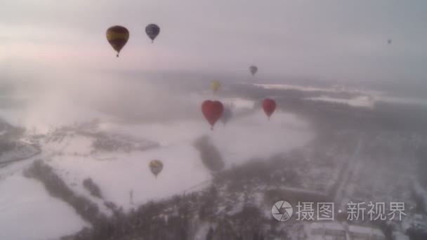 热气球飞行在晨雾中的视图