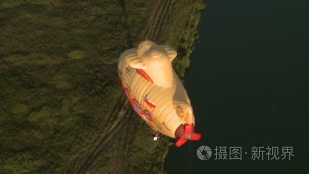顶视图的热气球在地面上空飞行视频
