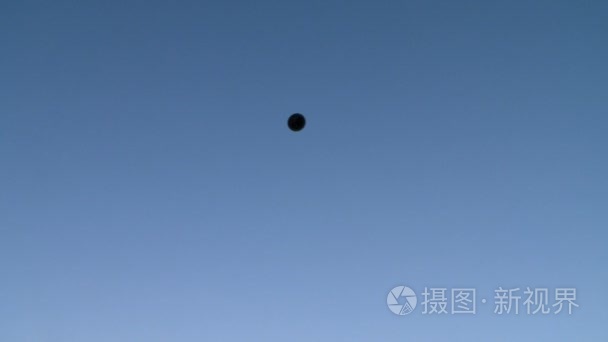 在天空中旋转视图的黑色气球