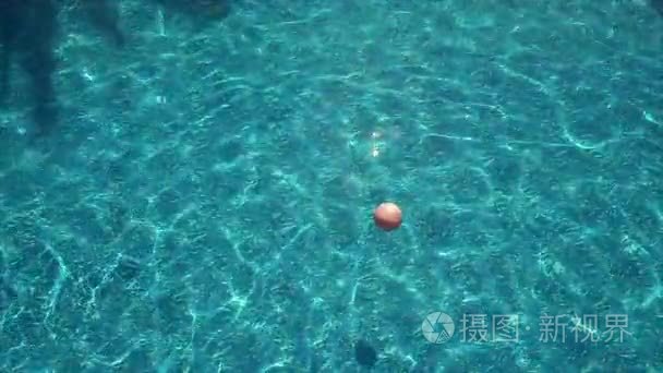 浮水气球漂浮在游泳池视频