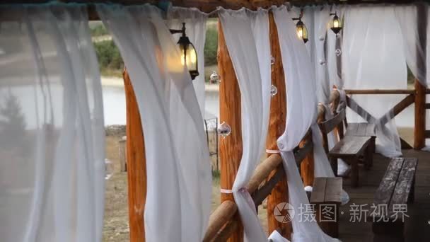窗帘用圆木造的花园洋房视频