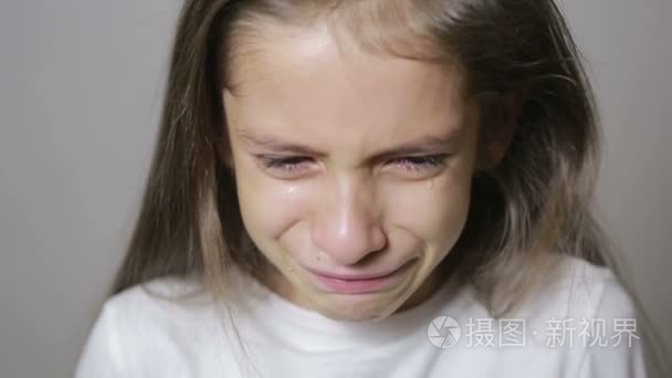 小女孩哭着泪水滚下她的脸颊短视频