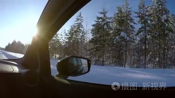 在冬天的路上行驶。森林、 雪和太阳