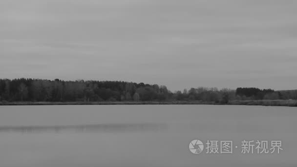 美丽的秋景中湖黑白色视频