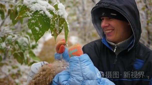 男人和孩子玩雪树分支