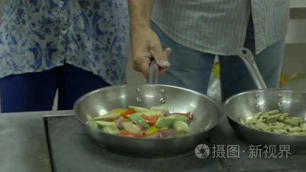 夫妇在厨房里一起煮饭视频