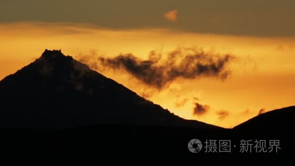 Kluchevskaya 组的火山上空的日出