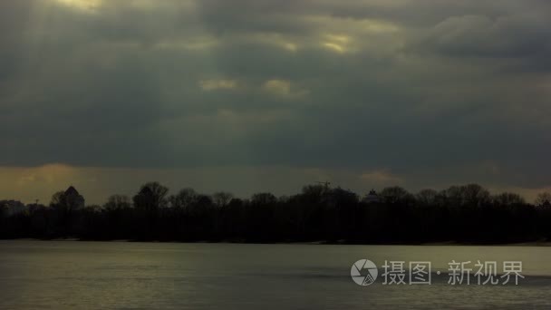 晚上河与云.4k 4096 x 2304 时间流逝没有鸟，原料输出视频