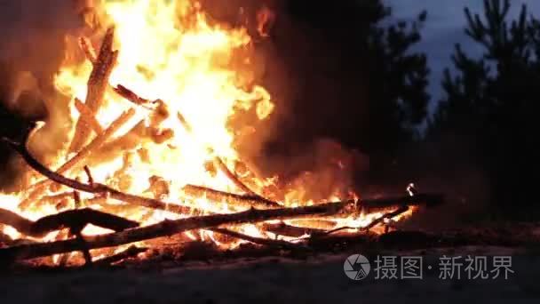 在夜晚的篝火晚会