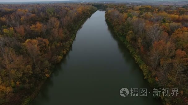 一条小河在农村的航拍视频