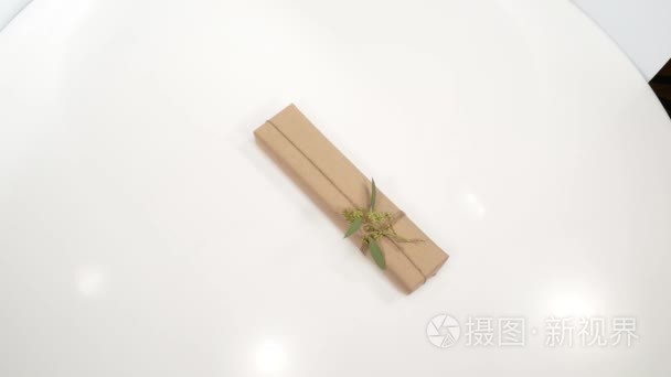 包裹礼品盒用牛皮纸视频