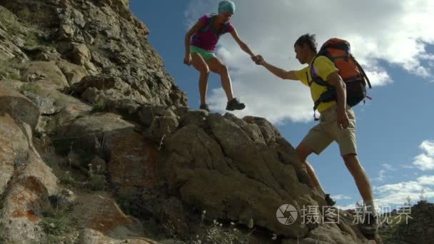 对夫妇攀登山脉视频