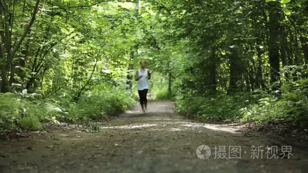 女孩跑场在路上视频