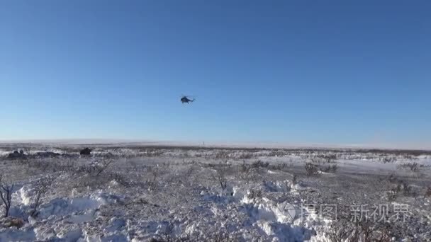直升机在冬天的天空视频