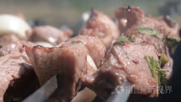 对炭烤熟的肉视频