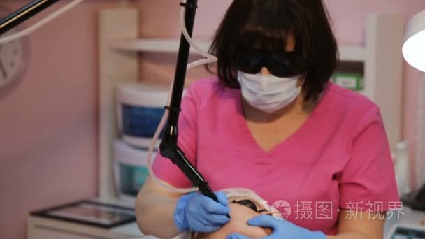治疗师美容师使激光复兴视频