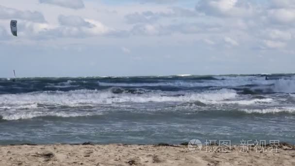 波涛汹涌的海面风冲浪爱好者视频