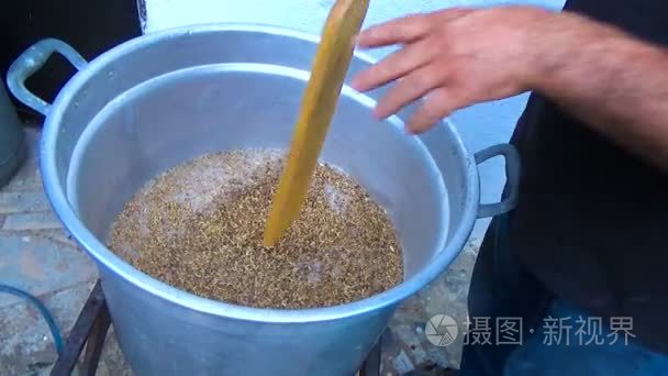 农夫准备工艺啤酒后烤大麦视频