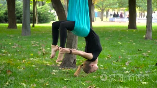 年轻姑娘做瑜伽练习对空气视频