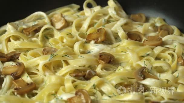 奶酪和炒的蘑菇白汁意大利面视频