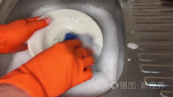 一个人洗碗视频