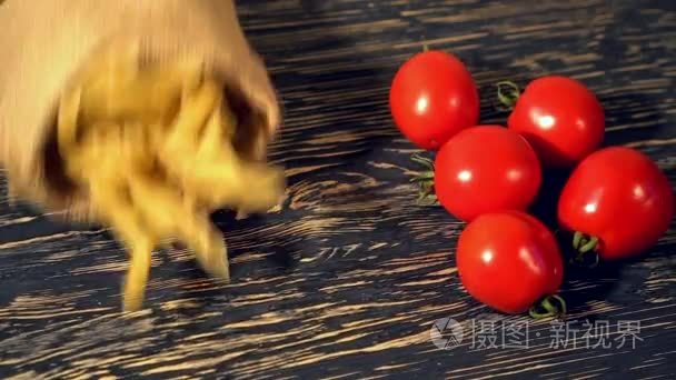 番茄和面食木制背景视频