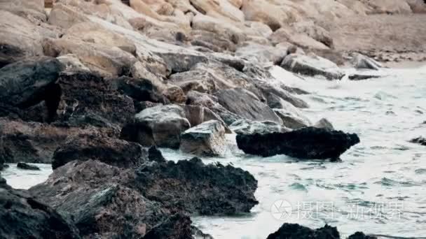 大海海浪岩石上视频