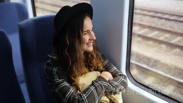 她微笑的女孩背着在火车上视频
