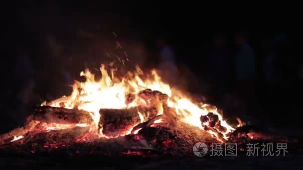 在夜晚的篝火晚会视频