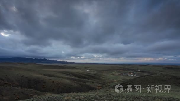 七彩的晚霞，越过山脉的南部蒙古 Gurvan Saikhan。全高清