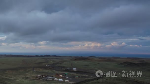 七彩的晚霞，越过山脉的南部蒙古 Gurvan Saikhan。全高清