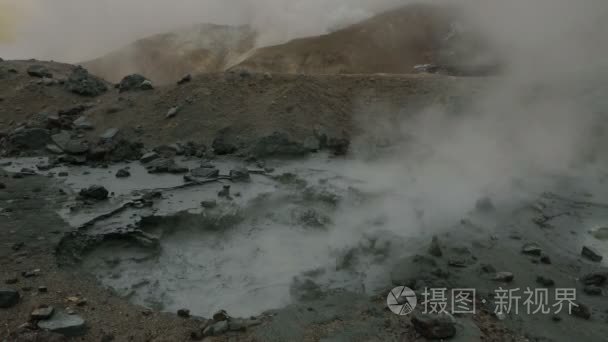 在火山口的 Mutnovsky 火山泥浴