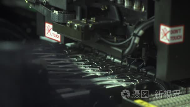 机器人生产的印制电路板视频