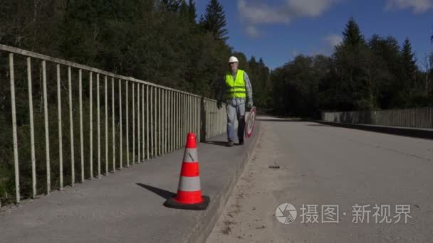 道路施工工人收集道路标志视频