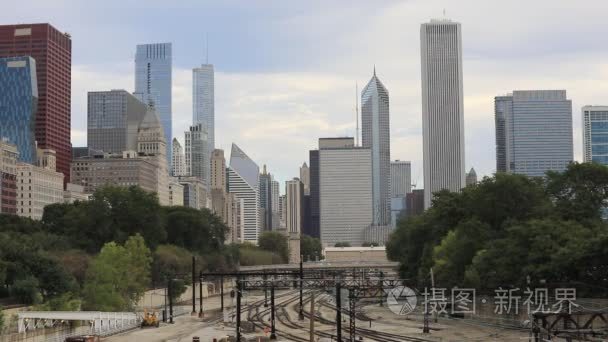 薄雾芝加哥城市中心和过境列车视频