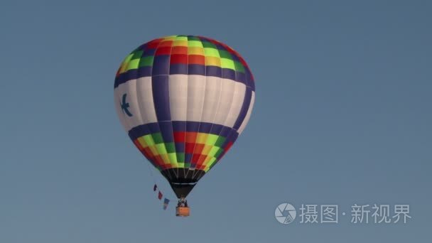 在晴朗的天空中飞行的彩色热气球