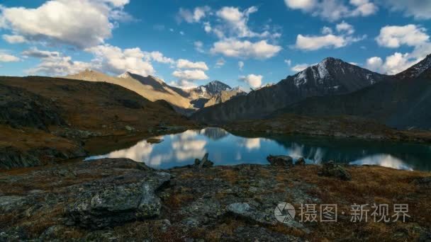 时间流逝。白云在山区的湖中倒影。谷的七个湖泊，戈尔诺-阿尔泰、 俄罗斯