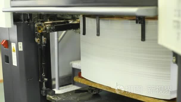 胶印印刷机器的工人视频