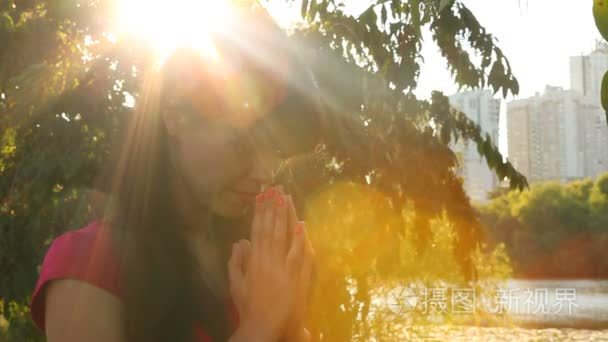 美丽的女人向室外的上帝祈祷视频