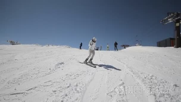 女子滑雪运动员走上滑雪路线视频