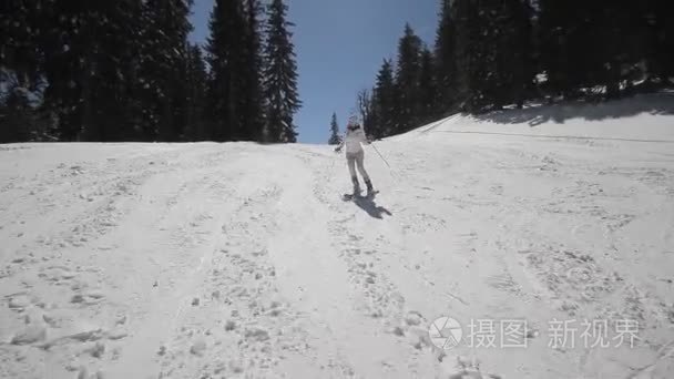 女子滑雪运动员走上滑雪路线视频