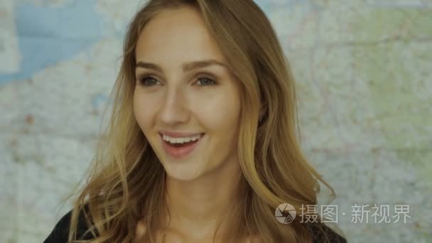 年轻游客女人肖像世界背景视频
