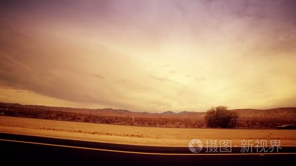 从汽车通过沙漠旅行视频