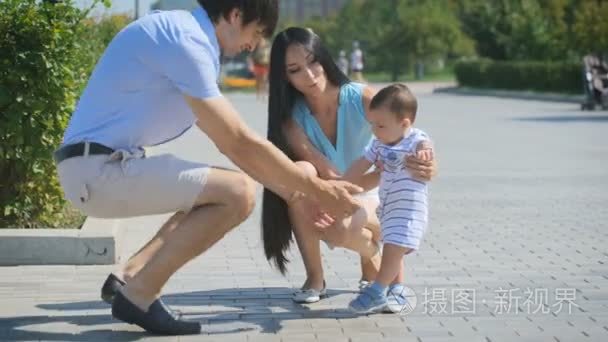 幸福的家庭轻松在巷子里视频