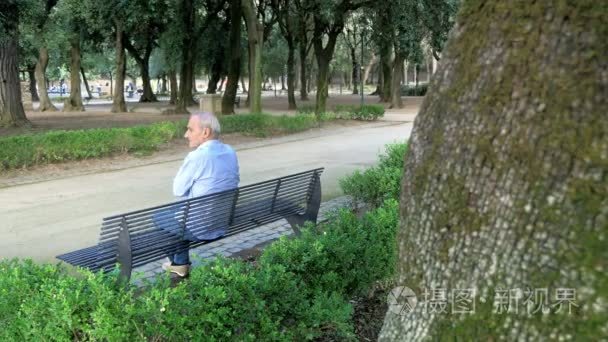 老高级独自坐在公园的长椅上视频