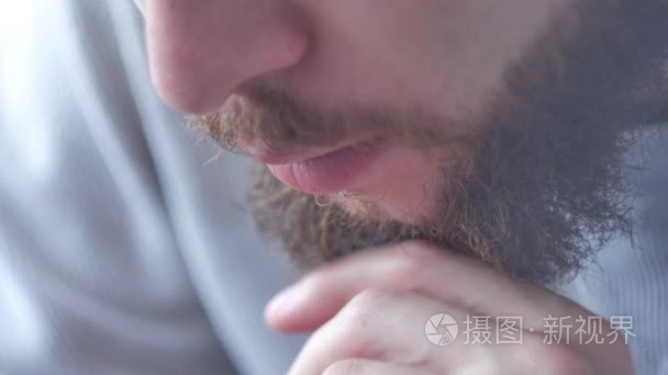 极端的一个大胡子的男人，他长得出奇的胡子捻转近景