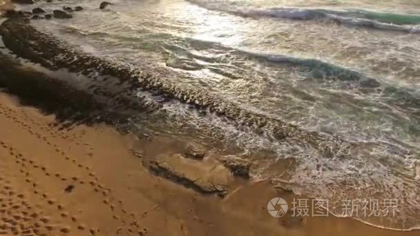 在沙滩的海浪